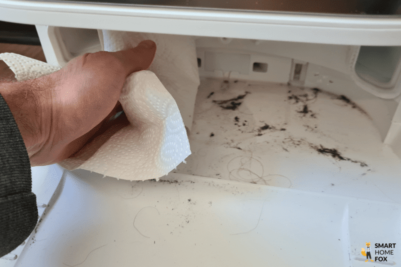 Грязь в ванночке базовой станции Dreame L10s Ultra удаляется с помощью салфетки.